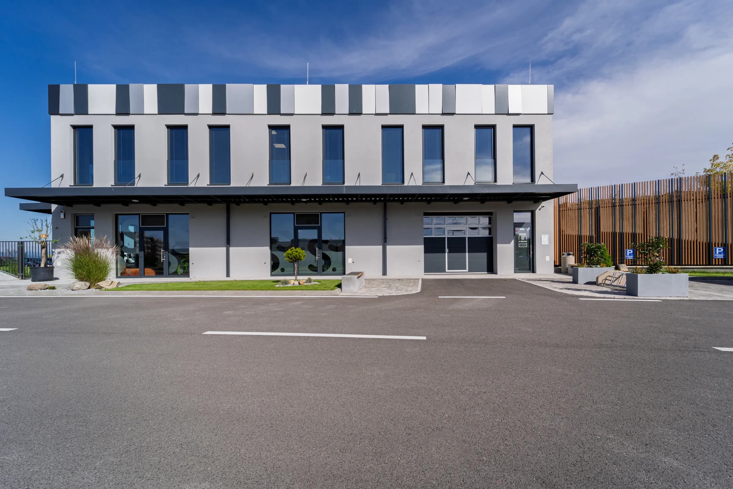 Vchod do kliniky H-Dental