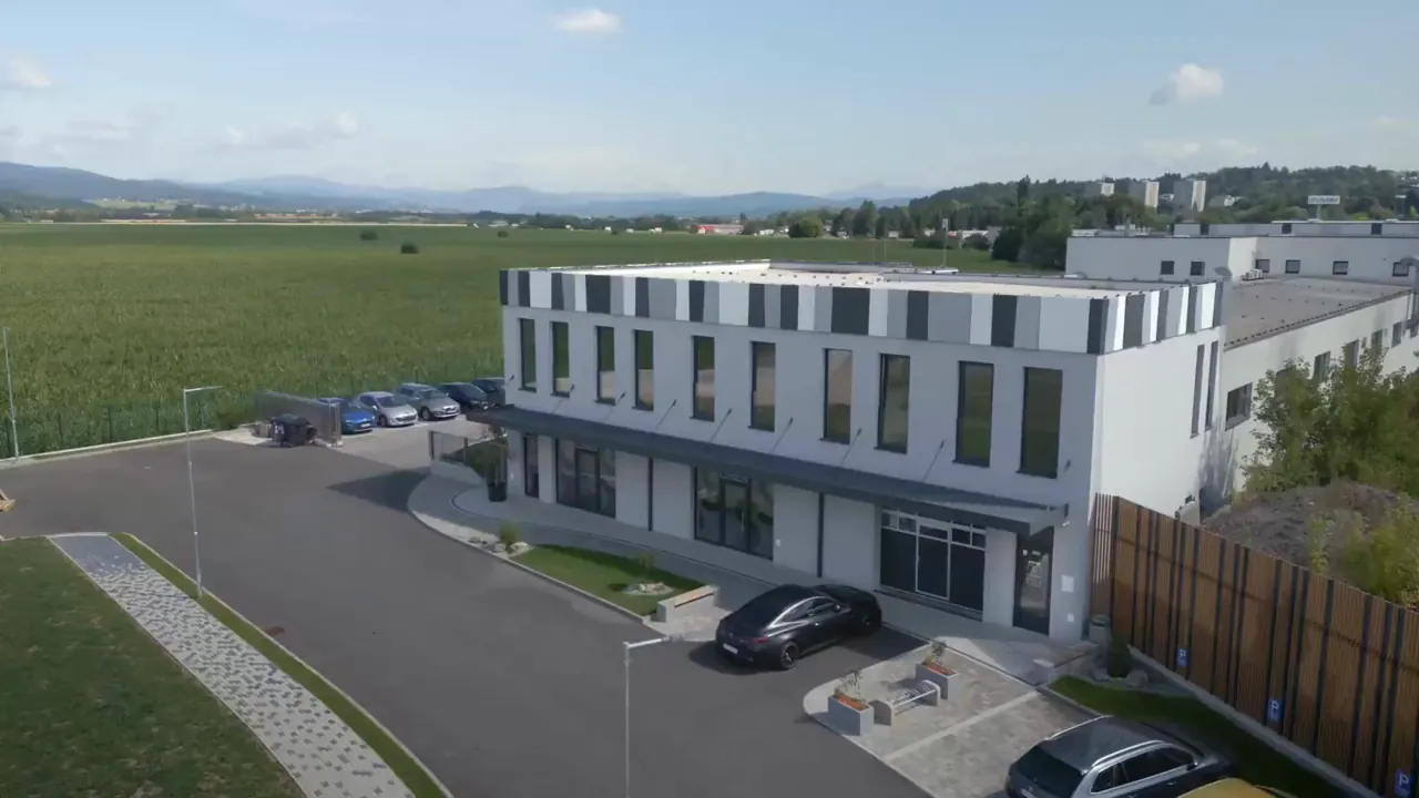 Letecký pohľad na budovu kliniky H-Dental vo Zvolene