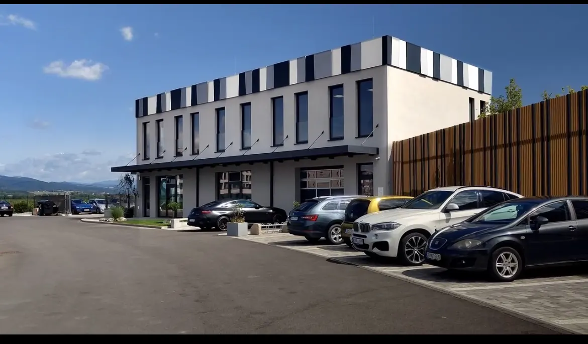Budova kliniky H-Dental s parkoviskom pred vchodom