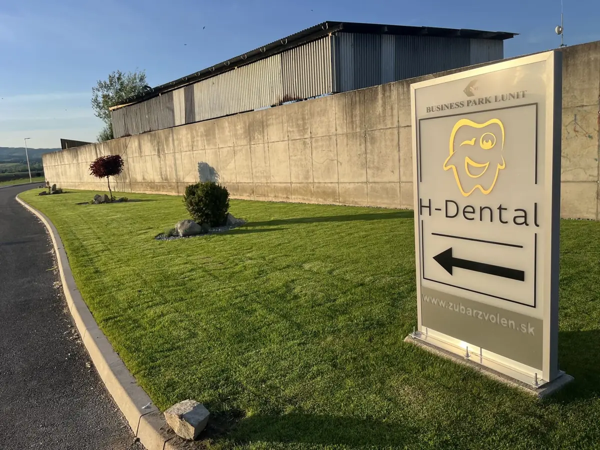 Smerová tabuľa H-Dental pred klinikou vo Zvolene